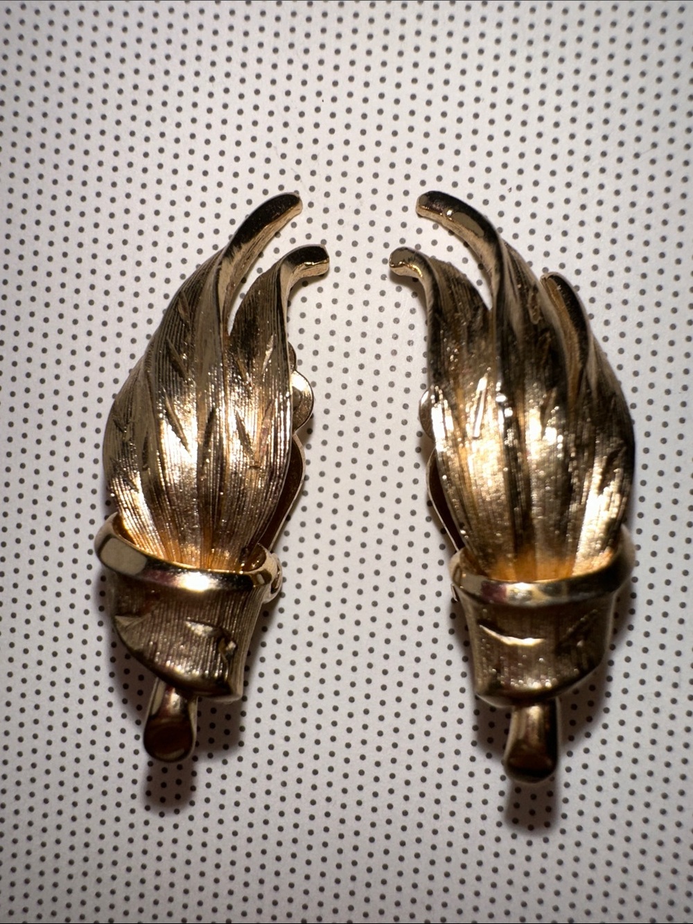 Vintage Mid Century Gold Tone Feather or‎ Leaf Motif Clip-On Earrings